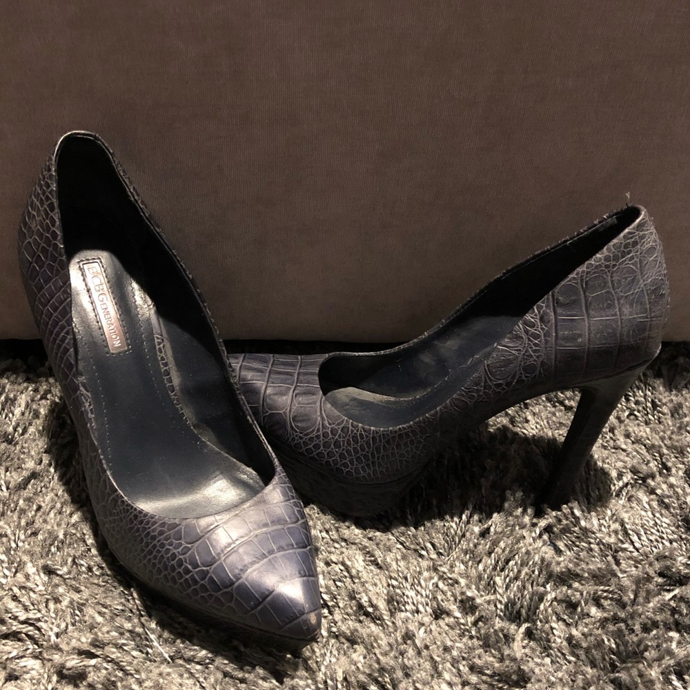 BCBG Generation navy BLUE snake skin heels